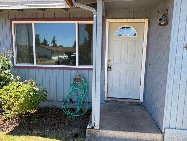 Building Photo - Updated single level 2 bed/1 bath duplex in Springfield!