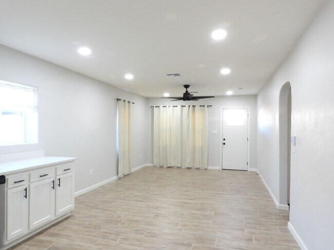 Building Photo - Close to Downtown 3 Bed 2 Bath with Fenced Backyard