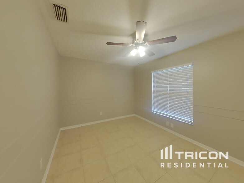 Building Photo - 707 Sand Ridge Dr