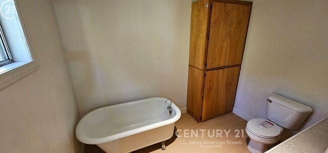 Building Photo - Charming Home Close to Downtown Grants Pass