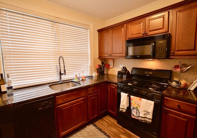 Building Photo - 1008 Curtiss