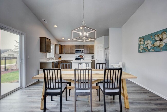 Building Photo - 4 bed 2 bath home for rent