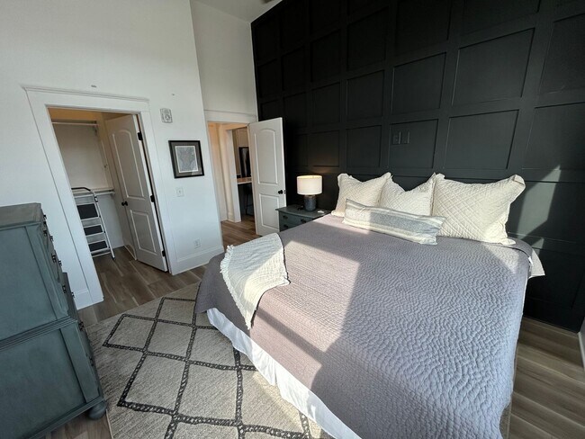 Building Photo - Beautifully Furnished 1/1 Apartment in Downtown Broad St.- $2,350