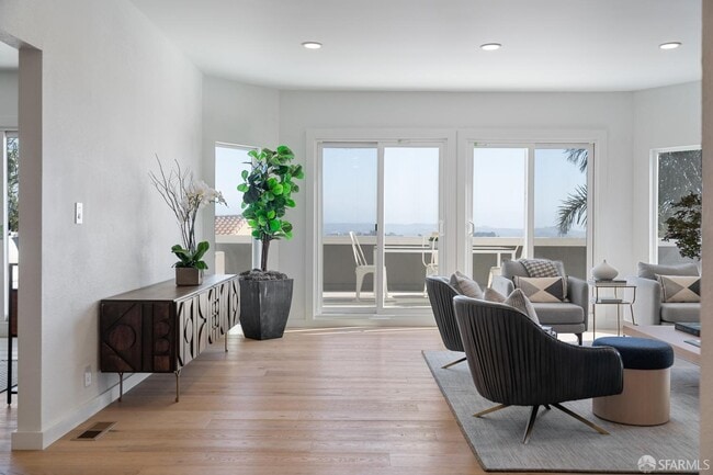 Building Photo - 628 Los Palmos Dr