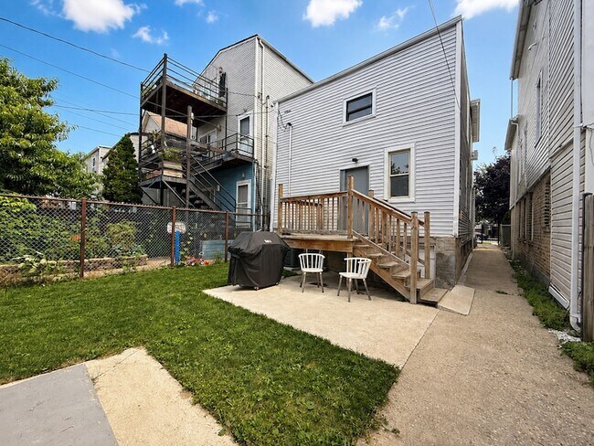Building Photo - 1830 N Mozart St