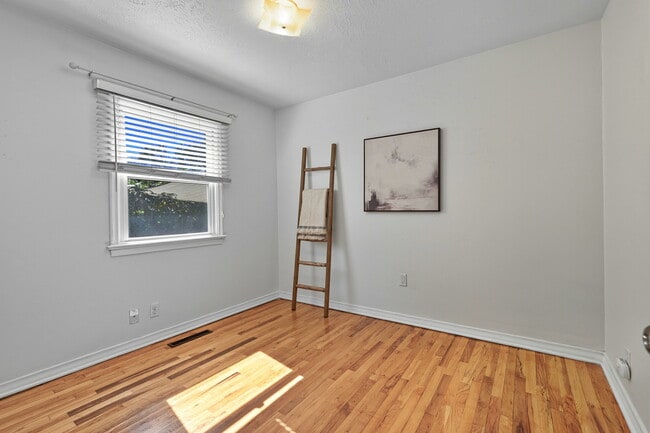 Building Photo - 3209 W Plant Dr