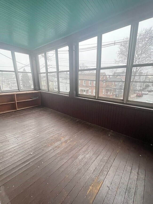 Building Photo - 3 Off-Street Parking & In-Unit Laundry 3-bed