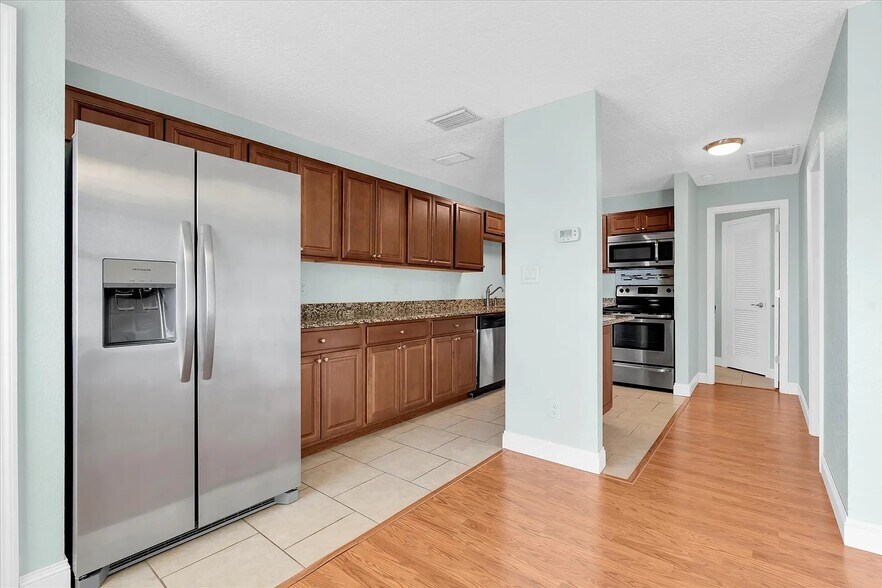 Building Photo - 4858 Coquina Key Dr SE