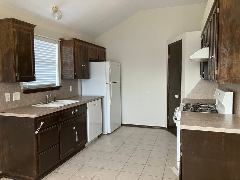 Building Photo - 16300 Seminole Dr