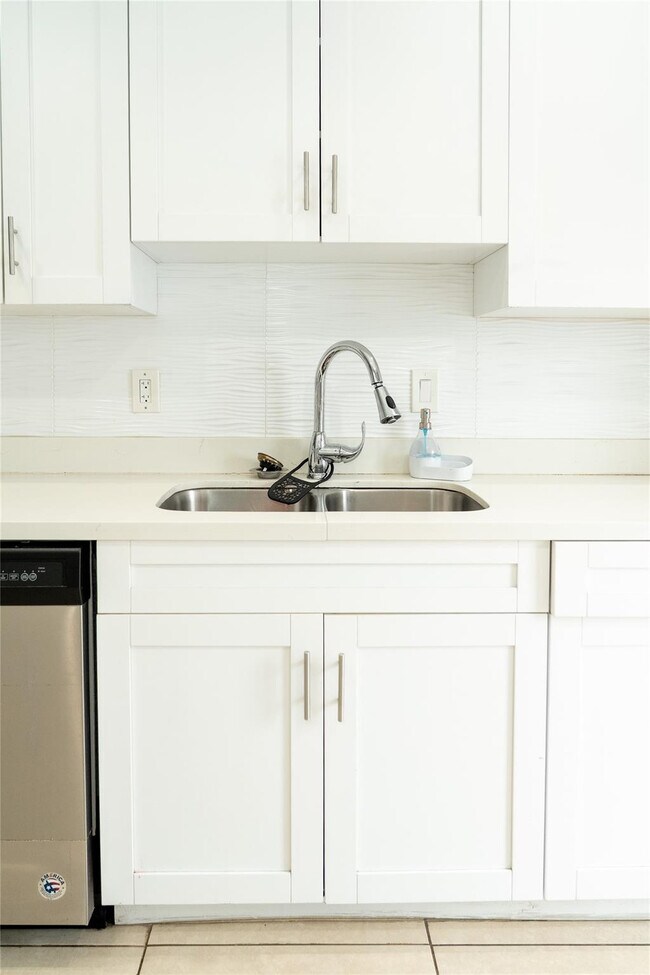 Building Photo - 2710 NW 5th St