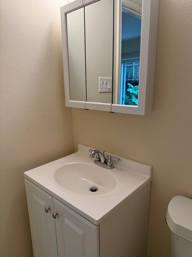 Building Photo - 6402 Del Monte Dr