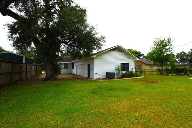 Building Photo - 609 Magnolia St