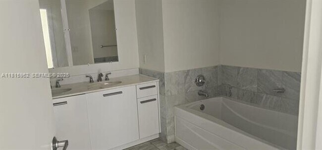 Building Photo - 1060 Brickell Ave