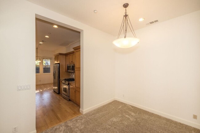 Building Photo - Beautifully Maintained 3 Bed/2.5 Bath Craf...
