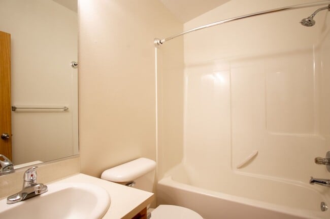 Building Photo - Top-Floor 1 Bdr w/ Private Balcony w/ FREE RENT Ready Now!
