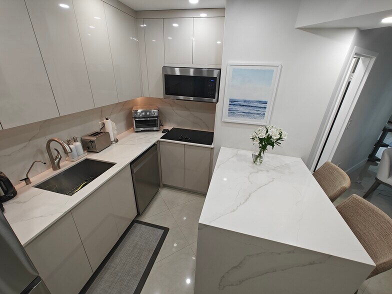 Building Photo - 825 Brickell Bay Dr