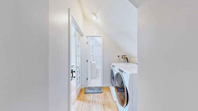 Building Photo - 6 Bedroom Apartment in Science Hill, close to downtown! (Laundry In Unit)