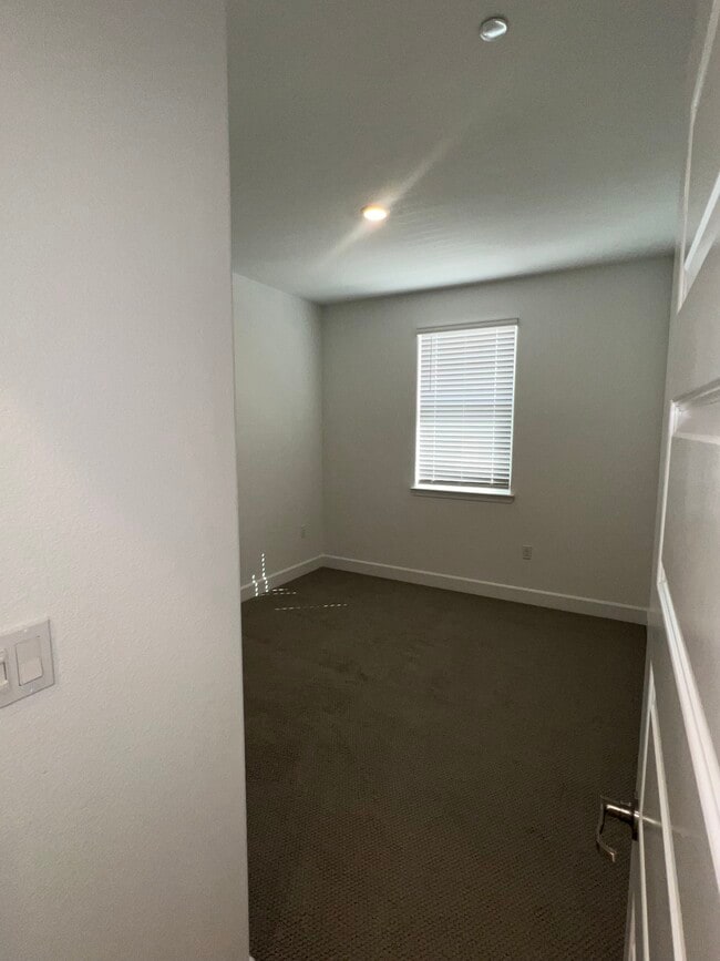 Building Photo - 4041 Flathead Dr