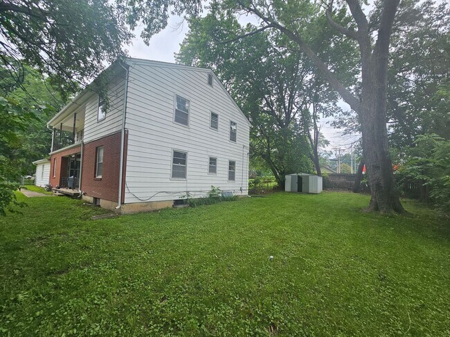 Building Photo - 800-802 E 75th Terrace