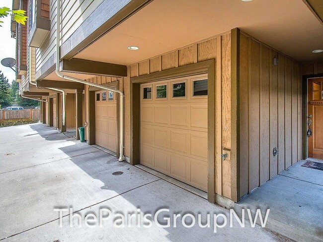Building Photo - Gorgeous Greenwood Townhome * Walk to Lake...