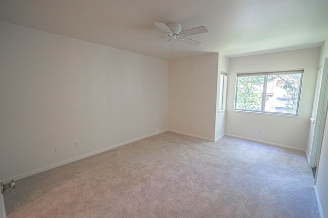 Building Photo - COMING SOON! 1 Bedroom Condo for Rent in V...