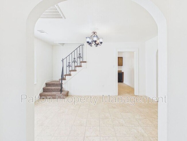 Building Photo - 701 Sunset Terrace