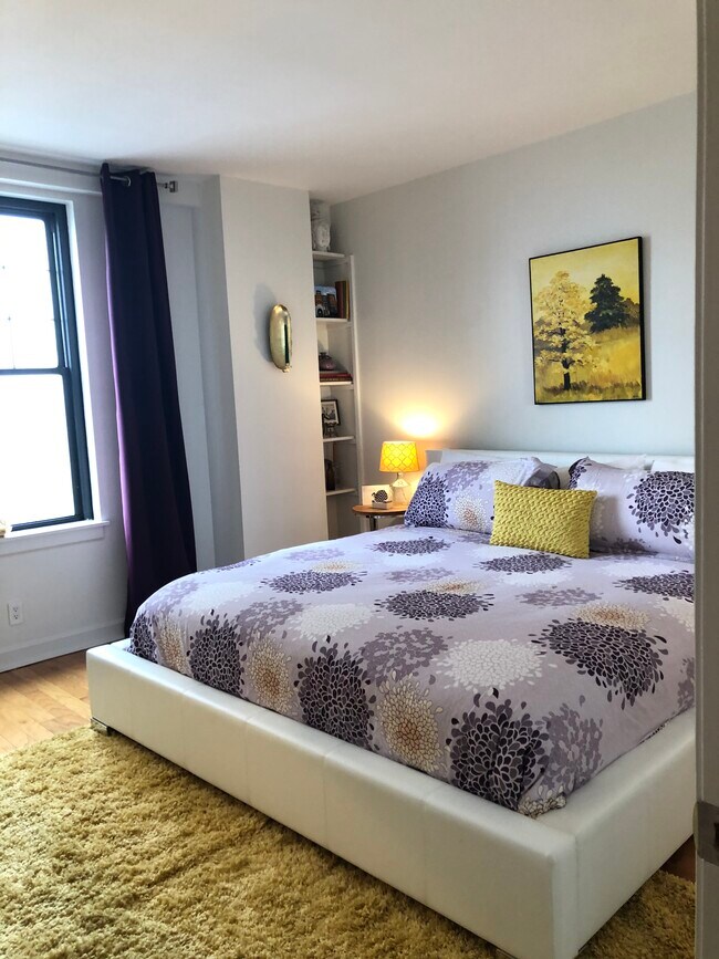 King bed with luxury bedding - 109 N Main St