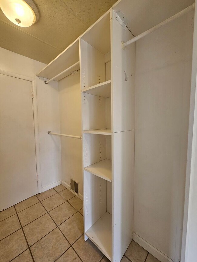Building Photo - Highlands Adorable 1 Bedroom Apartment in ...