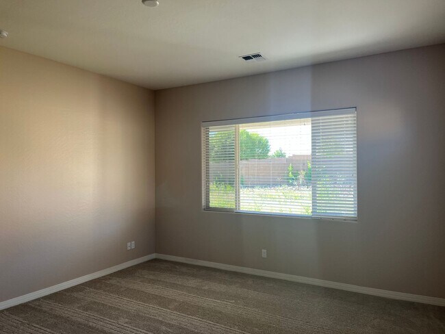 Building Photo - Three Bedroom-Two Bath-2.5 Car Garage ~ Gr...