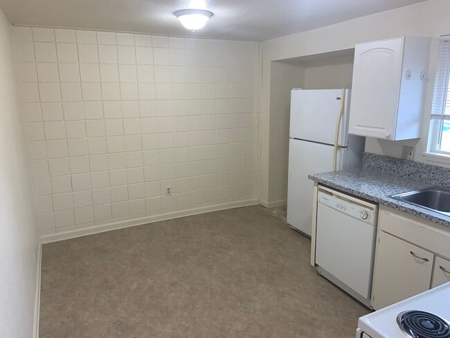 Building Photo - Freshly Updated 2 Bed w/ Granite + W/S/G Included – Available Early May!