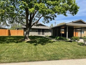 Building Photo - 2 Bedroom 1 Bathroom Duplex Located on the Bench