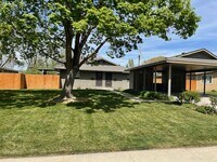 Building Photo - 2 Bedroom 1 Bathroom Duplex Located on the...