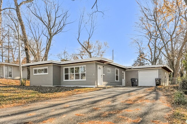 Building Photo - 4 Redwood Dr