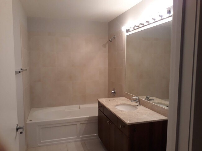 Building Photo - One bedroom Loft appartment with Lake Views!