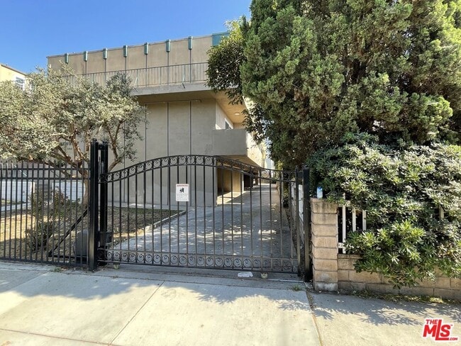 Building Photo - 10840 Camarillo St