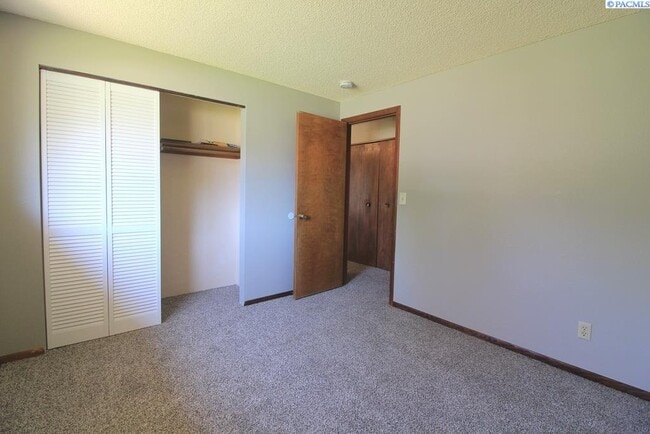 Building Photo - Kennewick 3 Bed/2 Bath Rambler + Bonus Room