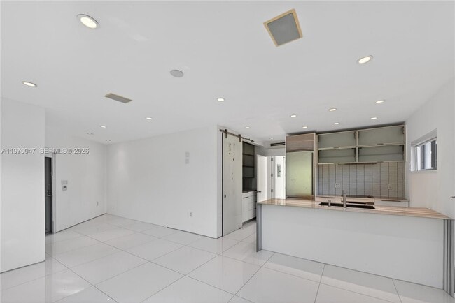 Building Photo - 1000 N Shore Dr