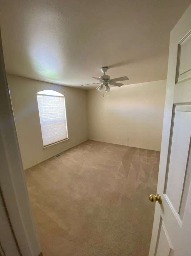 Building Photo - Spacious 3-Bedroom Home in Northeast Height