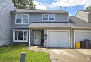Building Photo - "Charming 3-Bedroom Townhouse: Your Ideal ...