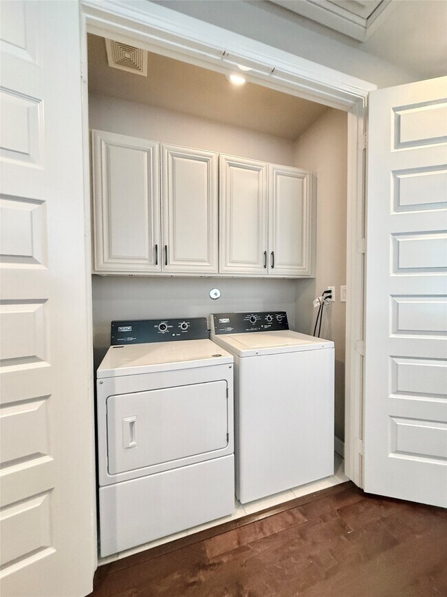 Building Photo - 2116 Couch St