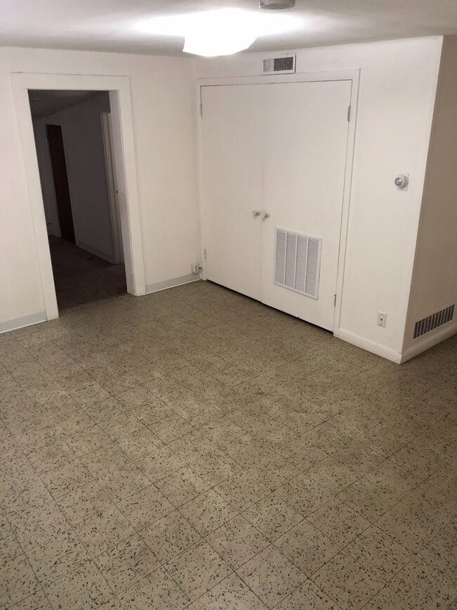 Building Photo - Don't Miss Out!