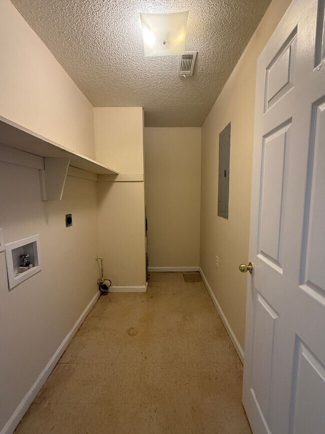 Building Photo - 8135-8135 Carlton Trail NW