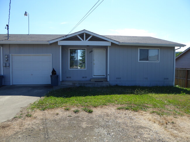 Building Photo - 2 Bd 1 bath remodeled duplex w/Garage in Winston