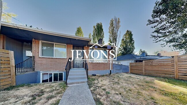 Building Photo - Inviting 2-bedroom 4-plex near Pritchard I...