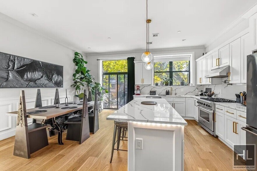 Building Photo - Gorgeous Townhome in Bed Stuy!