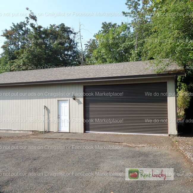 Building Photo - Cool & HUGE 5-Bedroom Home in Des Moines with Large Detached Shop/Garage!!