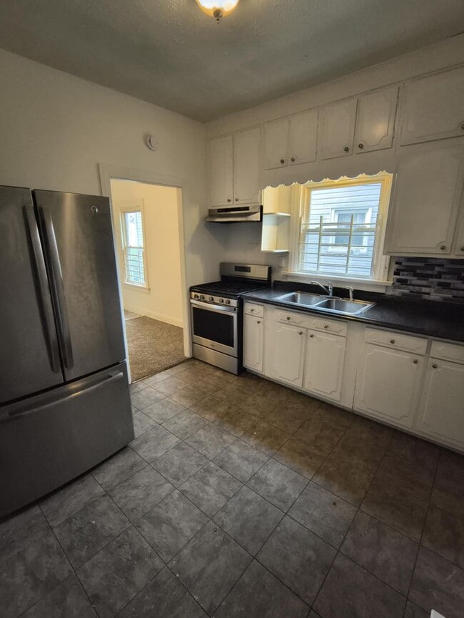 Building Photo - Cute 2 Bedroom with Backyard and Basement