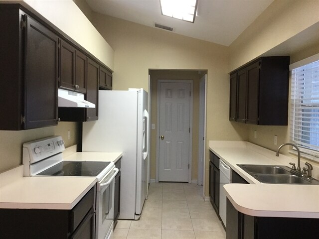 Building Photo - 832 Forestwood Dr