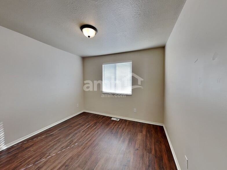 Building Photo - 32 E 2200 S