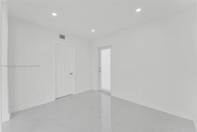 Building Photo - 1390 SW 50th Ave
